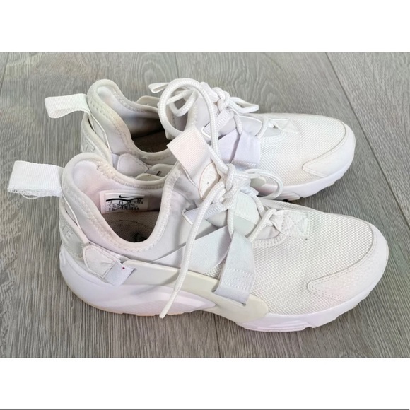 Nike Shoes - Nike White Huraches Sneaker Shoes